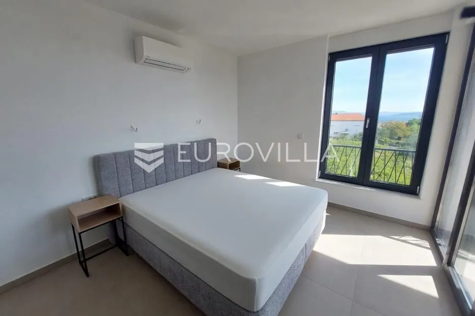 vodice, luksuzan dvoetažni stan s bazenom i garažom, potpuno opremljen - slika 6