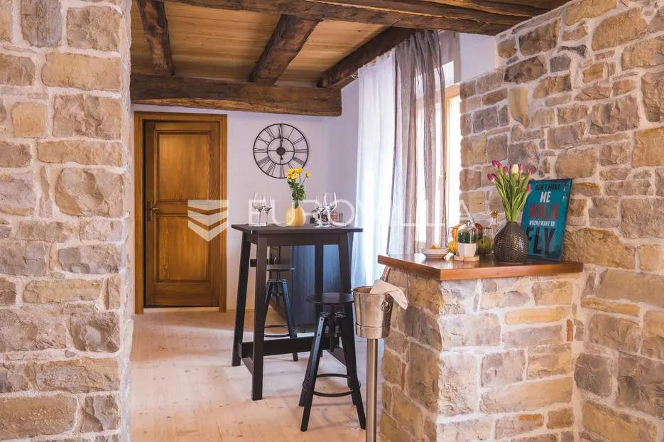 istra, oprtalj, kamena kuća u nizu s tri apartmana i dva poslovna prostora, jedinstvena ponuda - slika 7
