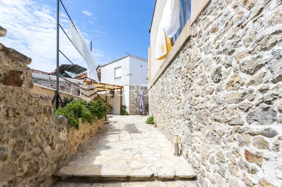 hvar, vrbanj, renovirana kamena kuća - slika 36