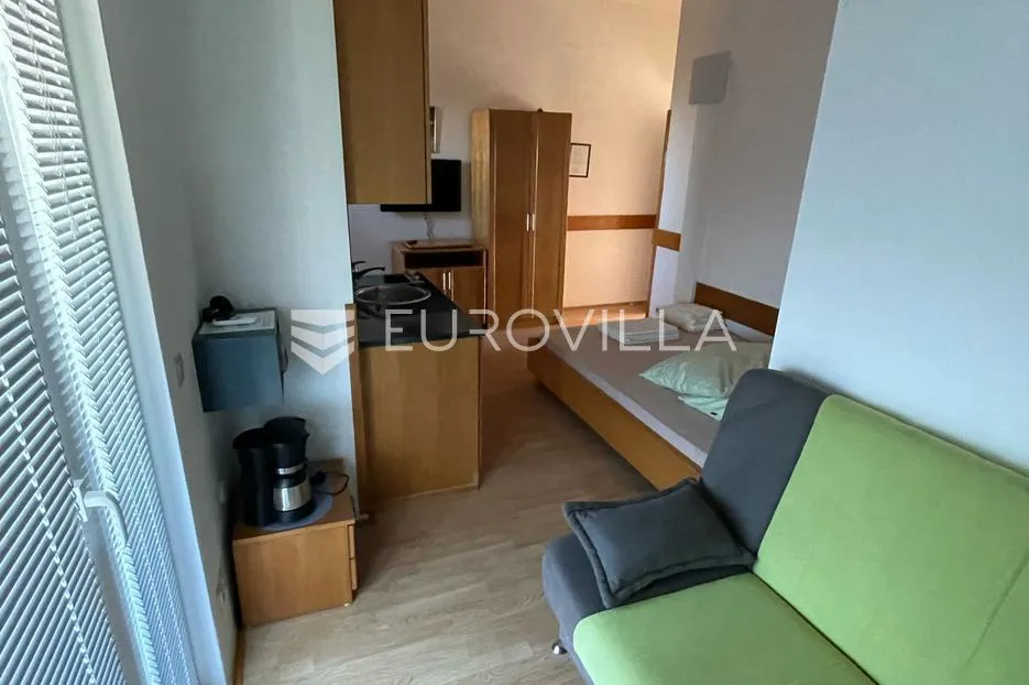 zadar, vrsi, lijepa kuća s apartmanima i vrtom - slika 14
