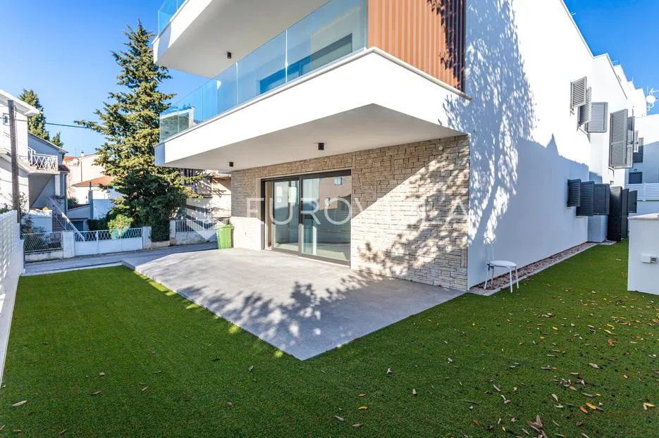 vodice, novogradnja, prostran apartman s dvorištem u centru mjesta, 148,24 m² - slika 15