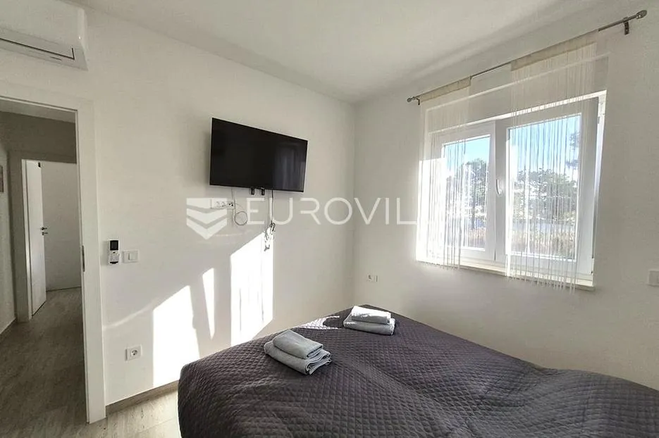 vir, prizemni apartman s 2 spavaće sobe, 40 m od mora, top lokacija - slika 32