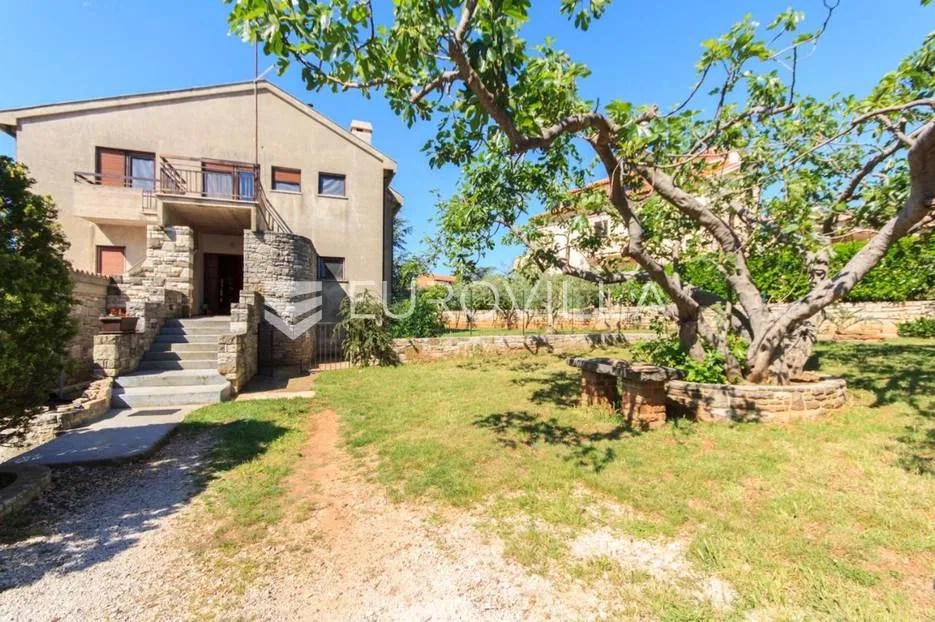 Istra, Medulin, samostojeća kuća sa više stambenih jedinica, pogled more