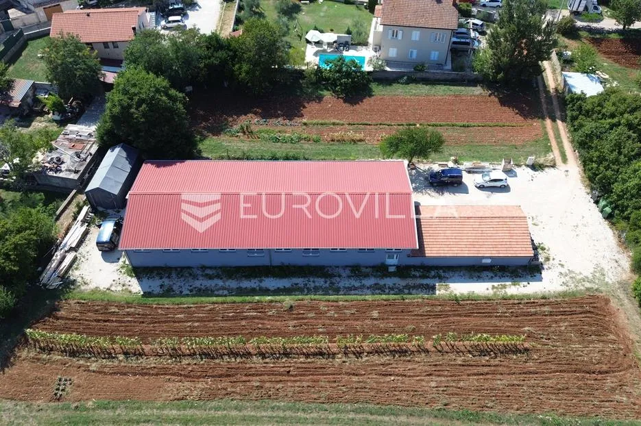 svetvinčenat, čabrunići, rijetkost na tržištu, prostrana hala s dodatne dvije garsonjere - slika 41