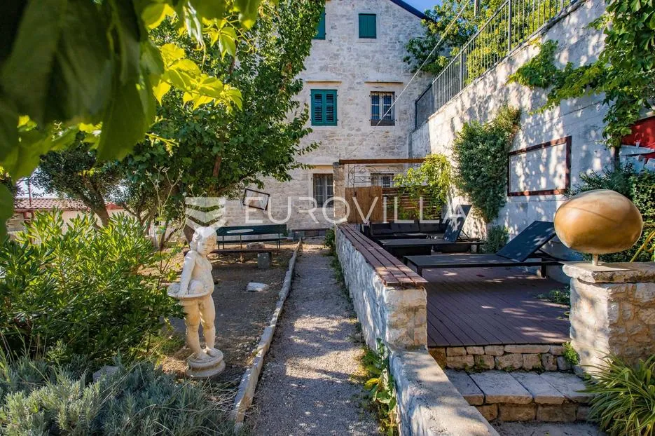 šibenik, stara gradska jezgra, povijesna palača iz 12. stoljeća - slika 3