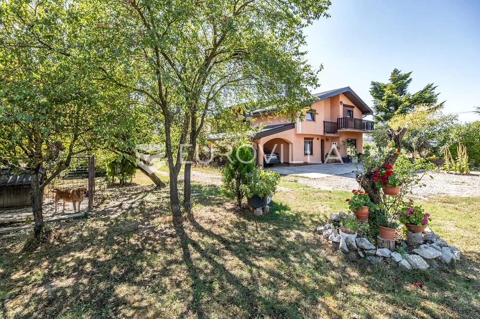 zagreb, blato, dvije kuće na parceli od 3.300 m², velika okućnica, gospodarska namjena - slika 14