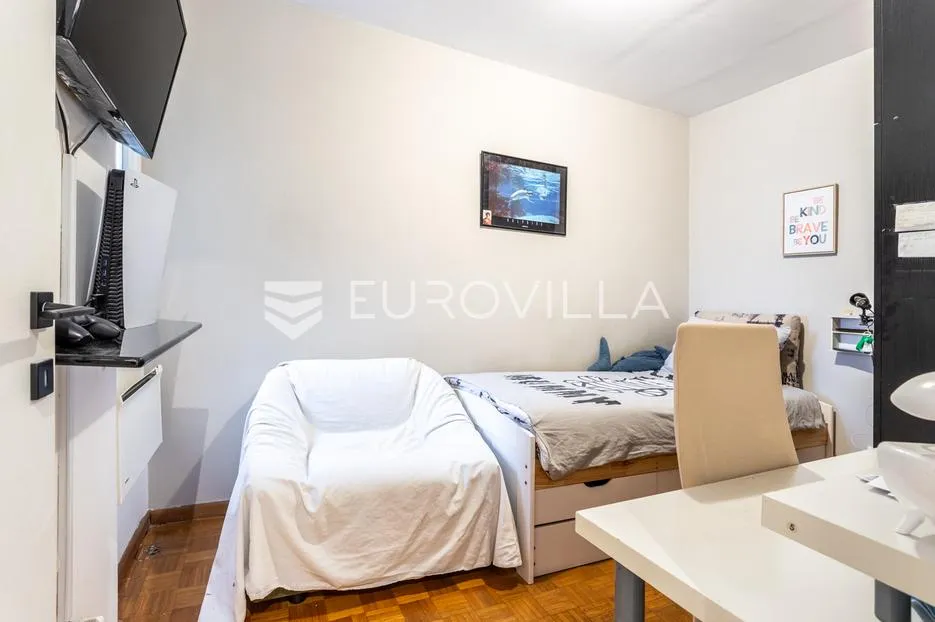 split, pujanke, trosoban stan s pogledom na more i terasom, kompletno renoviran - slika 14