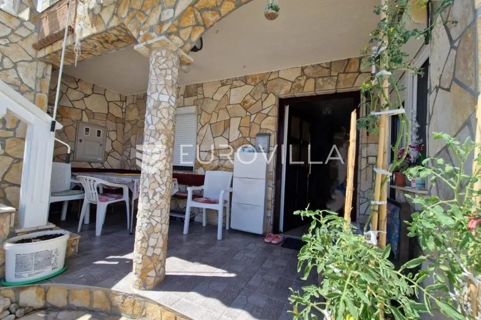 vir, nekretnina na izvrsnoj lokaciji, 40 m od mora, s dva odvojena apartmana - slika 30