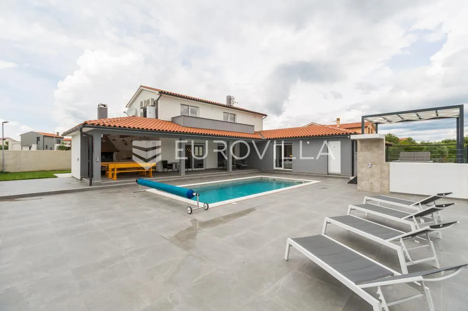 Istra, Svetvinčenat, moderna samostojeća kuća 155 m² s grijanim bazenom 32 m² - Štokovci, Svetvinčenat