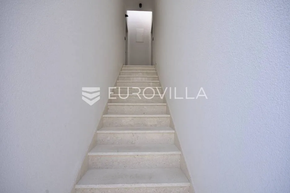 vodice, prekrasna vila s apartmanima - slika 12