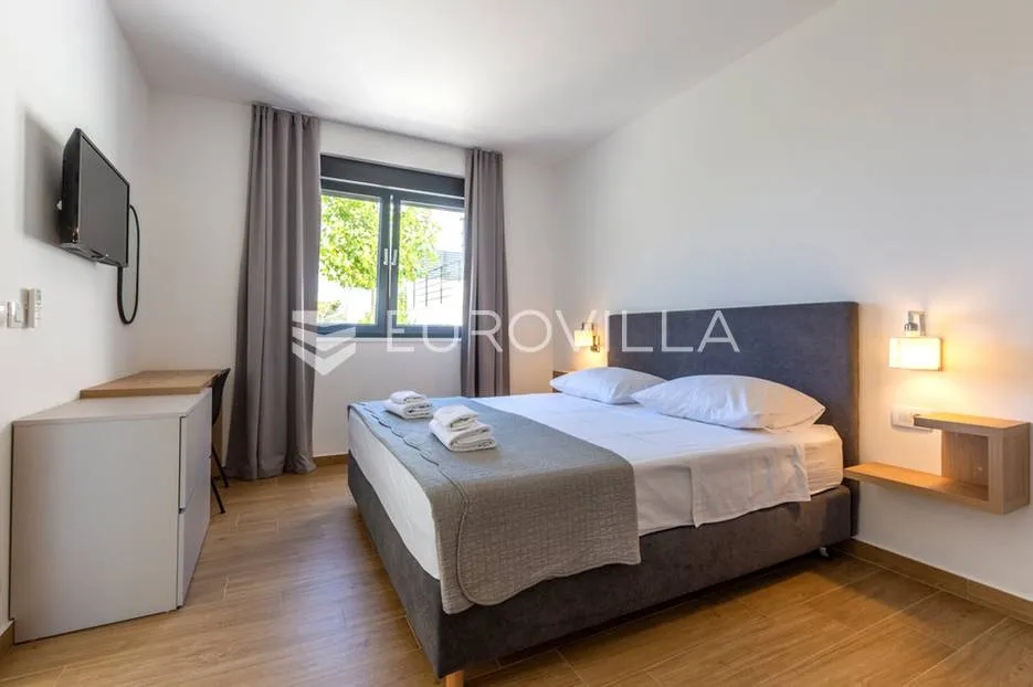 split, žrnovnica, moderna vila s bazenom i panoramskim pogledom smještena na zemljištu od 3740 m² - slika 17