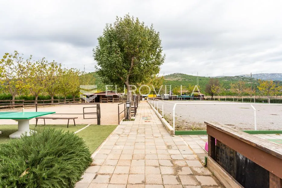 Dubrava kod Šibenika, uhodani konjički klub na parceli od 20.000,00 m² - Dubrava kod Šibenika, Šibenik