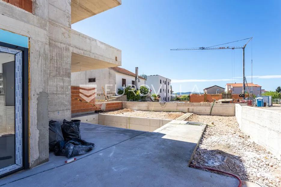 vodice, dvoetažni stan s bazenom i vrtom u izgradnji, 100,34 m² - slika 8