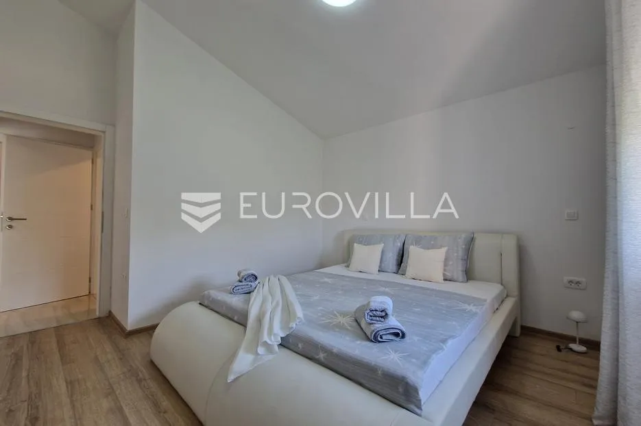 vir, elegantan trosoban apartman u centru vira, 600 m od plaže - slika 15