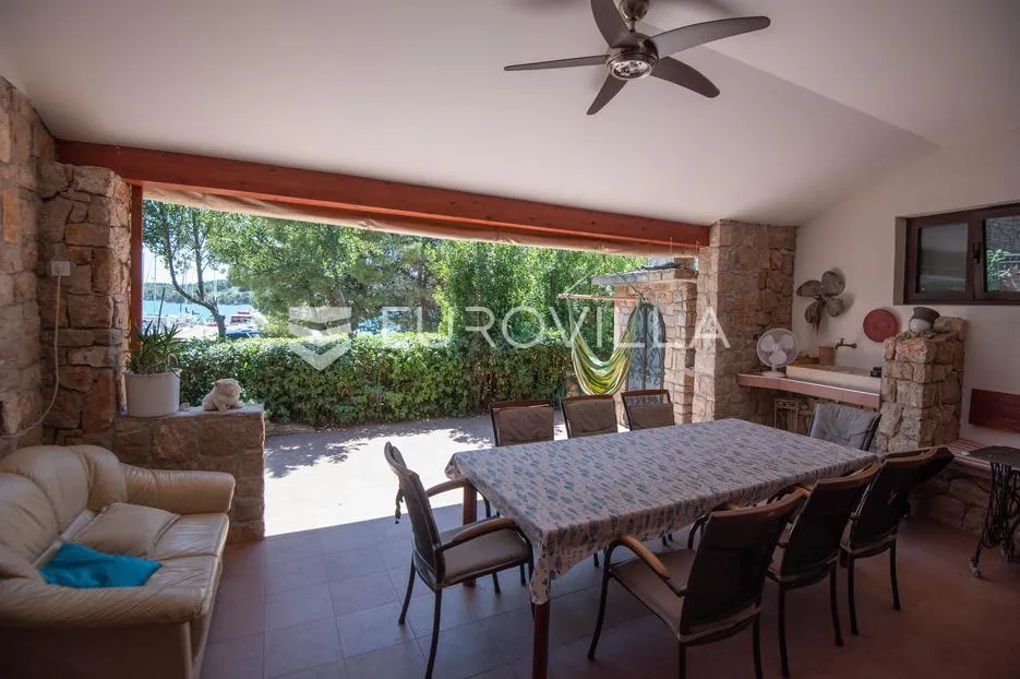 tisno, ekskluzivna apartmanska kuća prvi red do mora s panoramskim pogledom i brodicom - slika 56