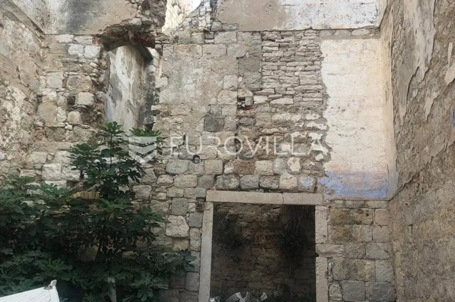 vis, komiža, kamena kuća, na samoj plaži - slika 3