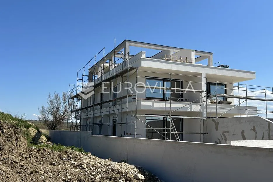 luksuzni apartman s bazenom i vrtom, prvi red do mora, rtina ražanac, s1 - slika 11