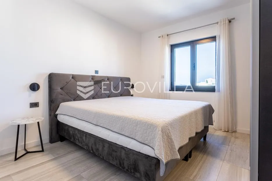 vodice, srima prekrasan penthouse, 50 metara od mora - slika 11