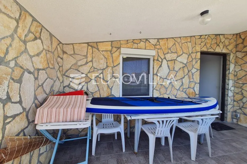 vir, nekretnina na izvrsnoj lokaciji, 40 m od mora, s dva odvojena apartmana - slika 5
