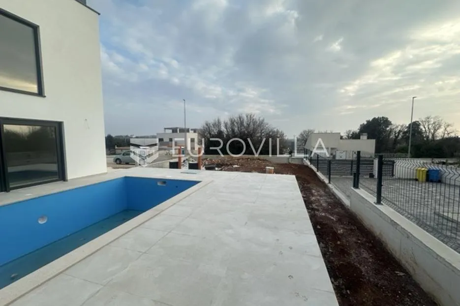 istra, ližnjan, dvojna kuća 150 m² s pogledom more, bazenom i uređenom okućnicom - slika 11