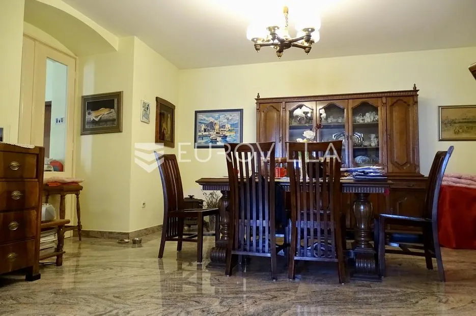 Lovran, ekskluzivan stan u povijesnoj vili, 120,26 m², prvi red do mora