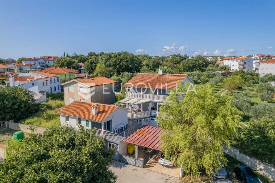 istra, medulin, stan s dvorištem, bazenom i jezerom u neposrednoj blizini - slika 24