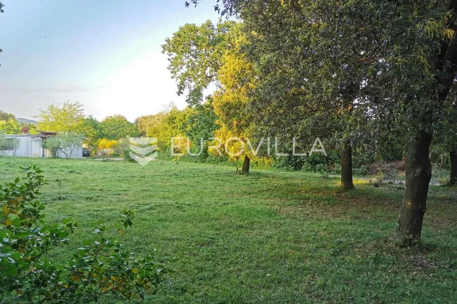 ližnjan, veliko građevinsko zemljište 1100 m2 u širem centru mjesta - slika 1