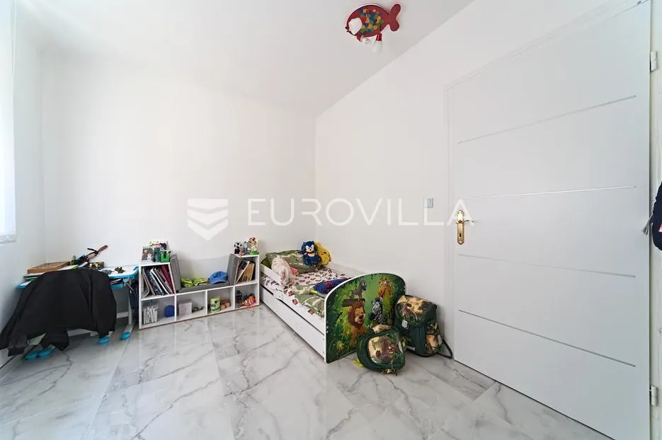osijek, donji grad, potpuno renoviran četverosoban stan s dvorištem - slika 14