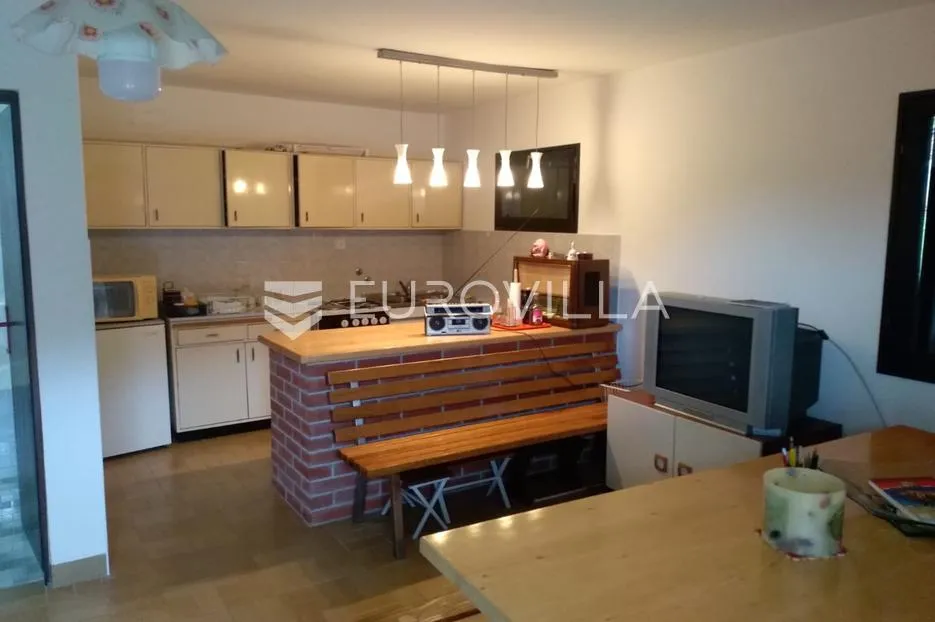 Slunj, Veljun, kuća 120 m² do rijeke Korane