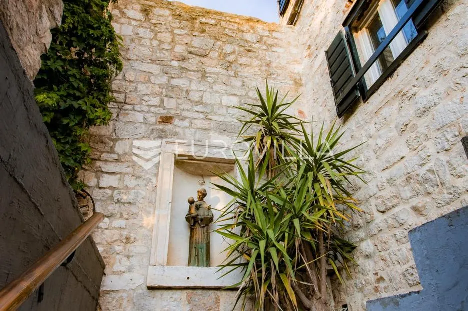 šibenik, stara gradska jezgra, povijesna palača iz 12. stoljeća - slika 53