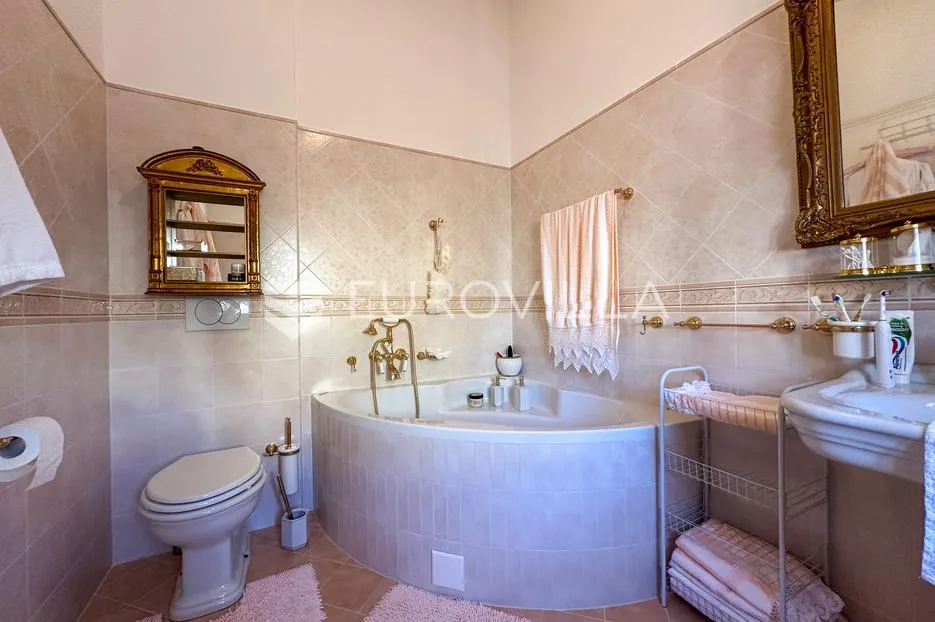 istra, višnjan, namještena vila s okućnicom,jedinstvena lokacija - slika 26