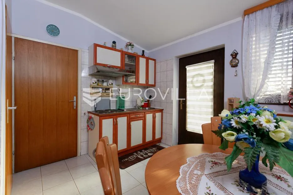 rijeka, zamet, dva uređena stana površine 95 m² s vrtom - slika 15