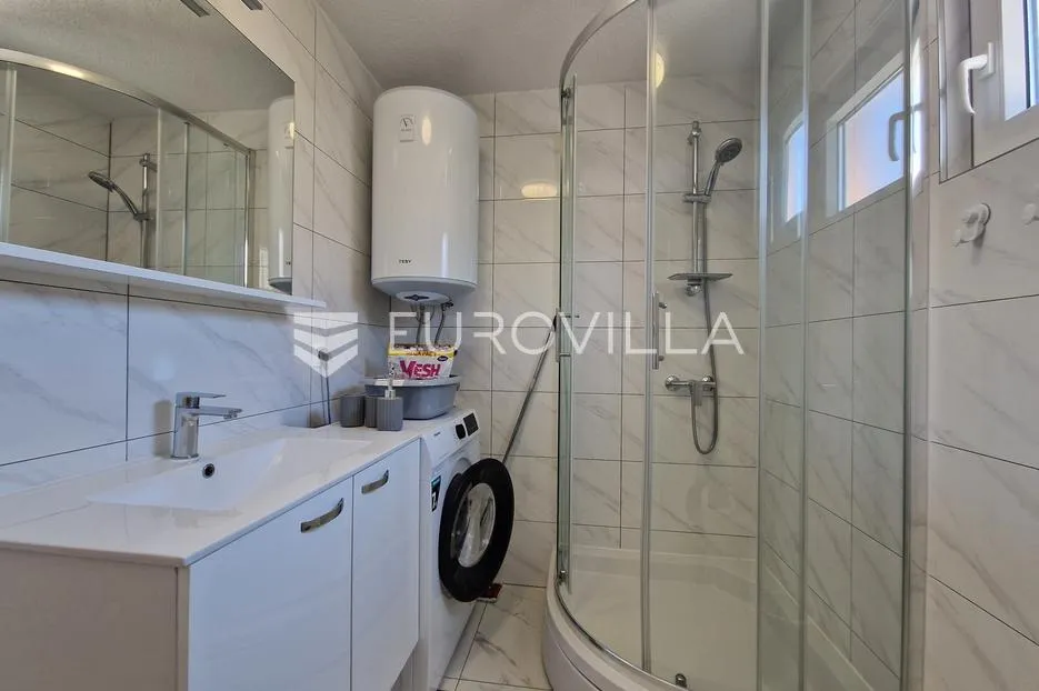vir, simpatičan trosoban apartman svega 80 m od plaže s prostranom terasom - slika 21