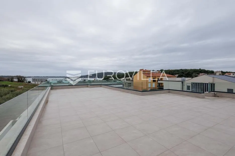 istra, pomer, unikatna, moderna villa 20 m od mora 322 m² - slika 30