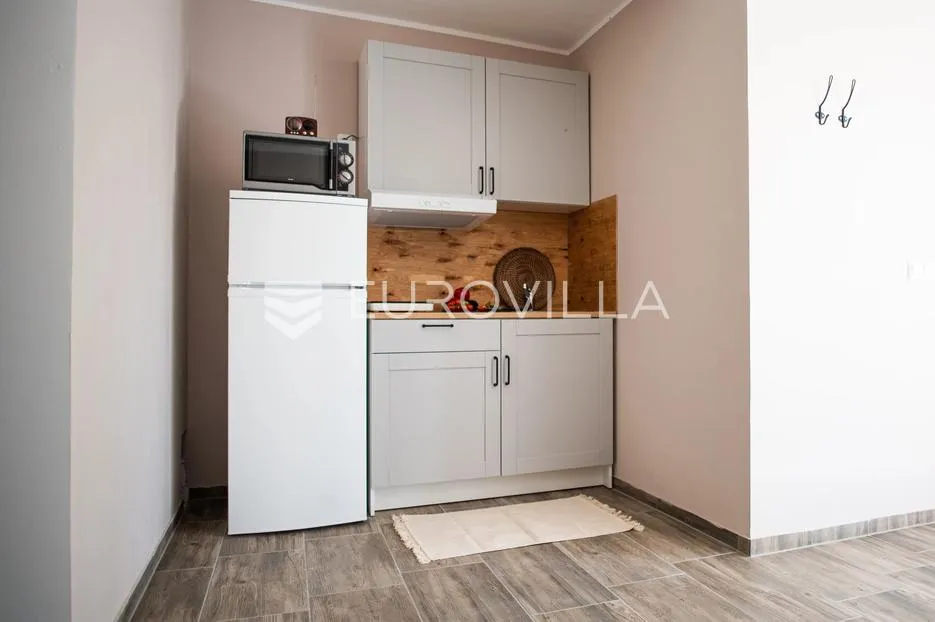 istra, premantura, kuća sa 6 apartmana, bazenom i saunom, pogled more - slika 16
