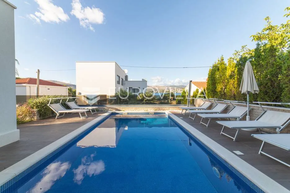 trogir, prekrasna luksuzna vila nadomak mora - slika 26