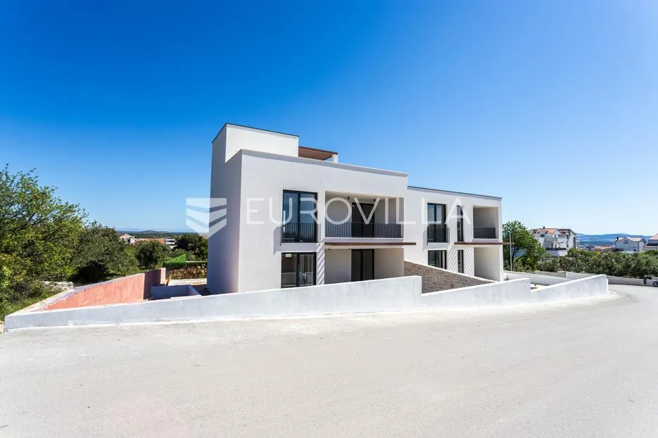 vodice, luksuzan stan na tri etaže s bazenom i krovnom terasom s panoramskim pogledom na more - slika 7