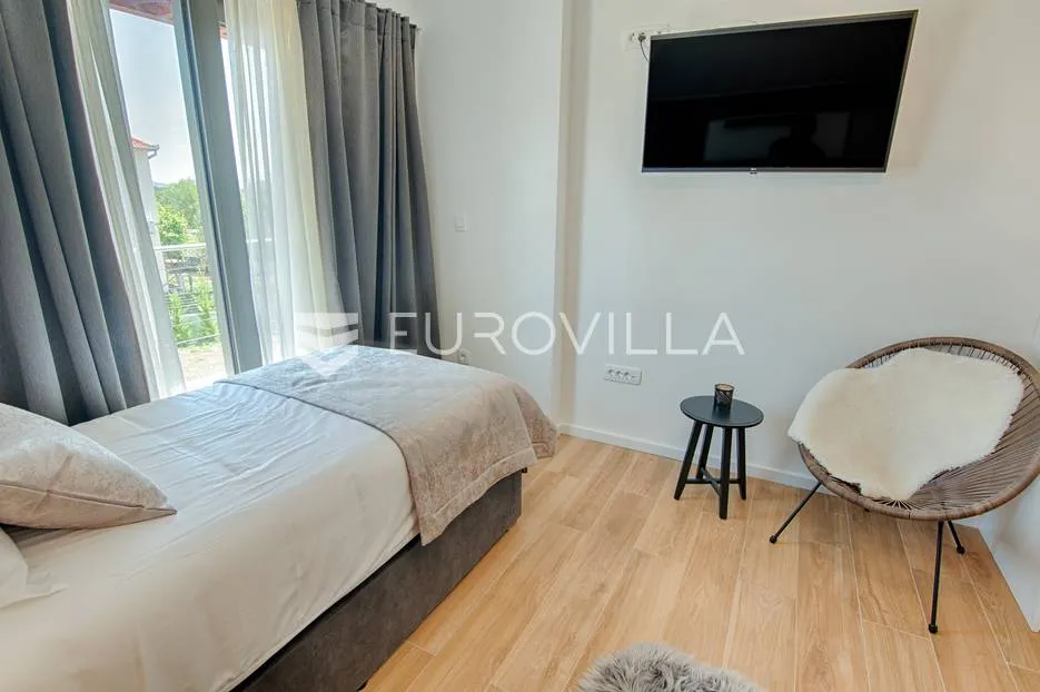 šibenik, prekrasna villa s bazenom i košarkaškim igralištem - slika 19