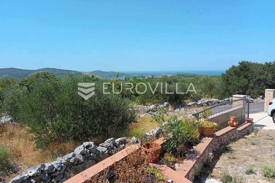 Rogoznica, Jarebinjak, građevinsko zemljište s idejnim projektom, 987 m²
