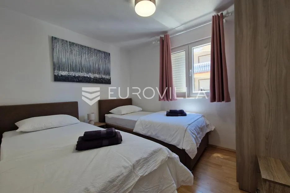 vir, simpatičan trosoban apartman svega 80 m od plaže s prostranom terasom - slika 33