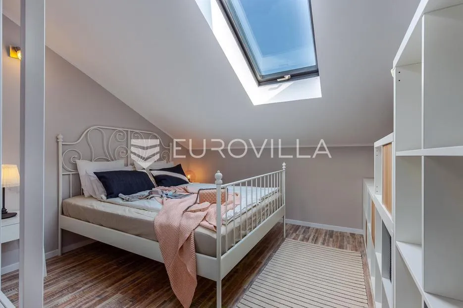 rijeka, centar, novouređen dvoetaži stan nkp 125 m2 s četiri apartmana - slika 19