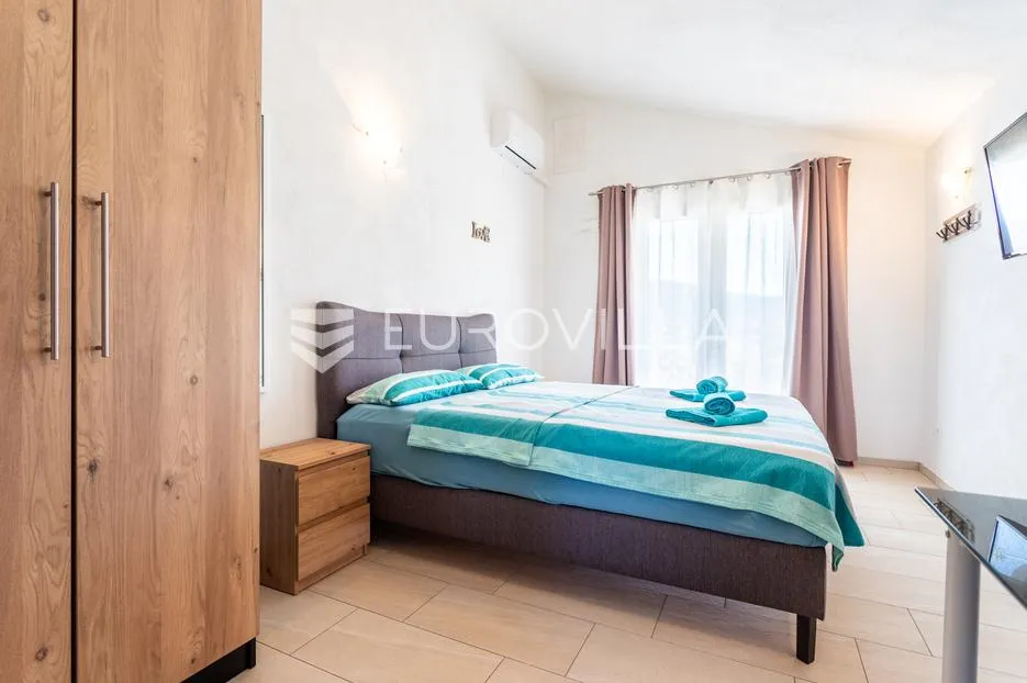 vinišće, samostojeća apartmanska kuća ukupne površine 259 m2 - slika 8