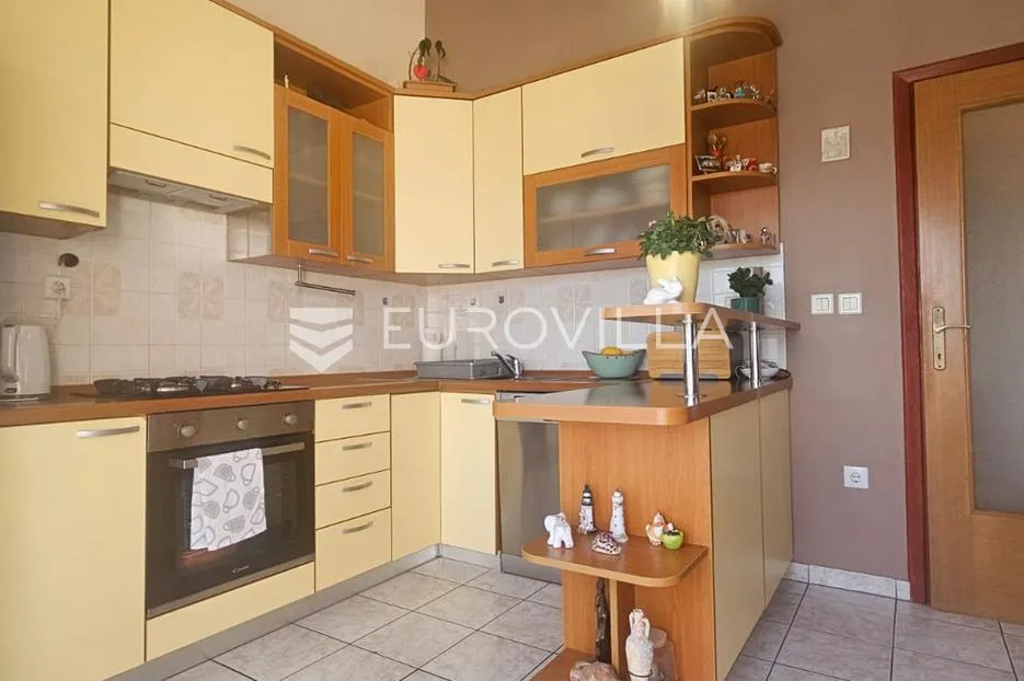 kaštel stari, trosoban stan 73 m² s pogledom na more uz parkirno mjesto i ostavu - slika 3