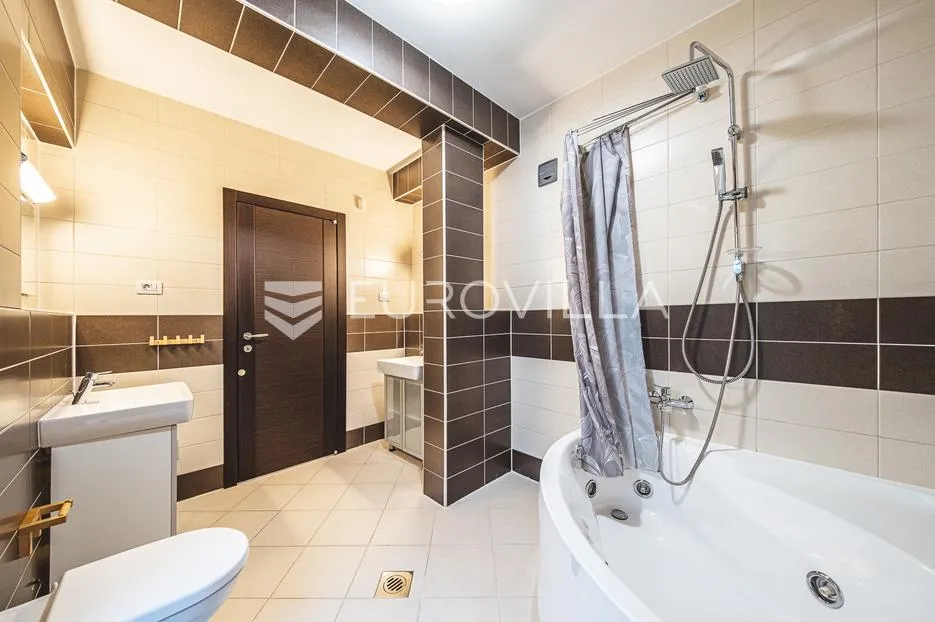 zagreb, jelenovac, prostoran četverosoban stan s balkonom i dvije garaže, 202 m² - slika 19