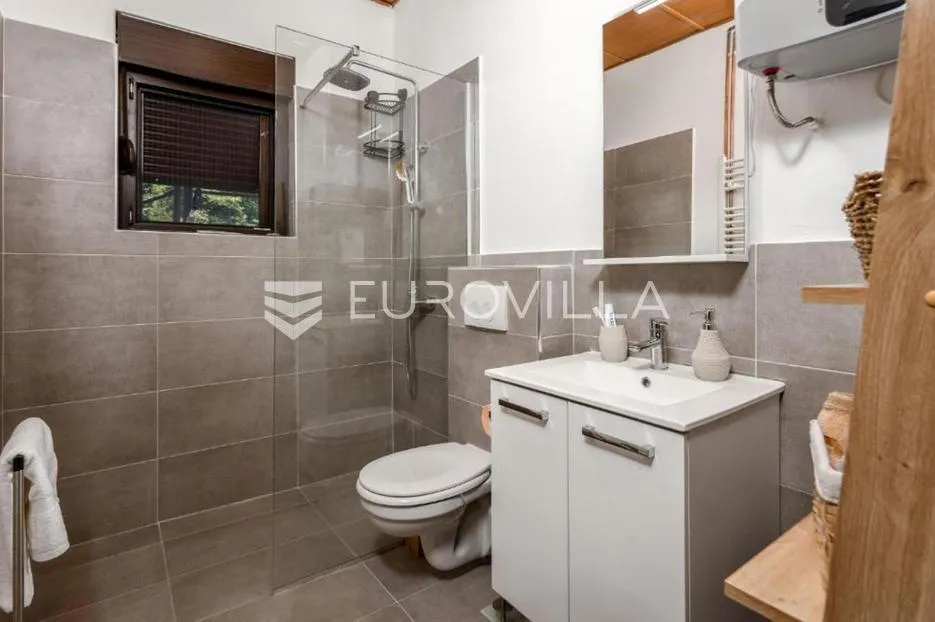 gorski kotar, brod na kupi, kompletno uređena kuća 250 m², jacuzzi, garaža - slika 11