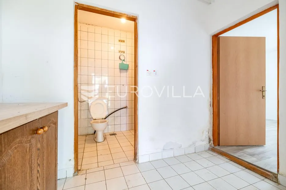 gornji stupnik, ulični lokal površine127 m² s dvorištem - slika 8