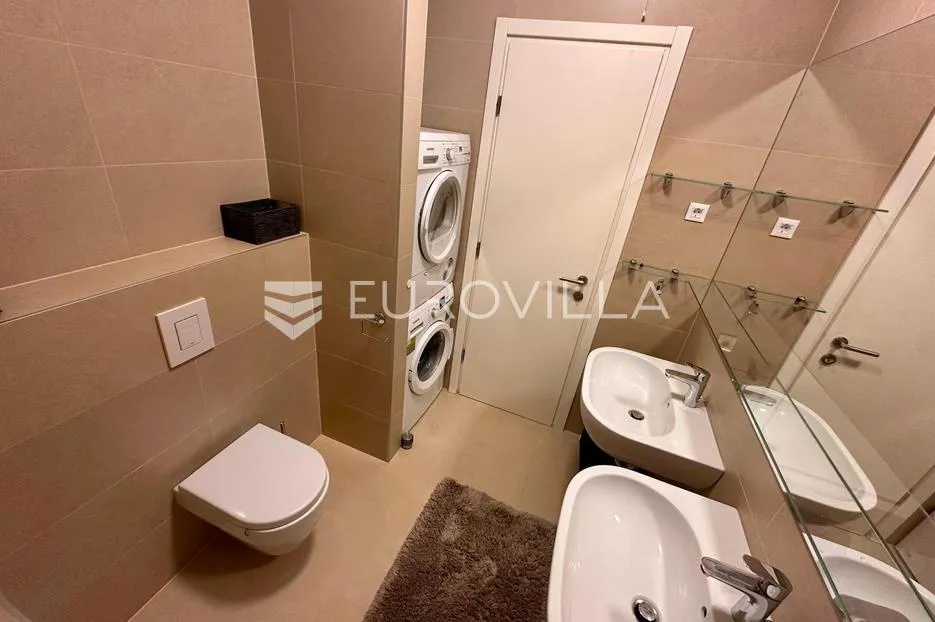 split, žnjan, ekskluzivan penthouse s prostranom terasom i lijepim pogledom na more - slika 10