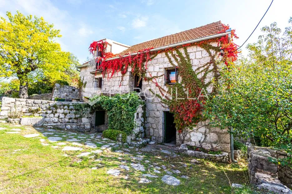 imotski, lovreć, jedinstvena kamena kuća - slika 1