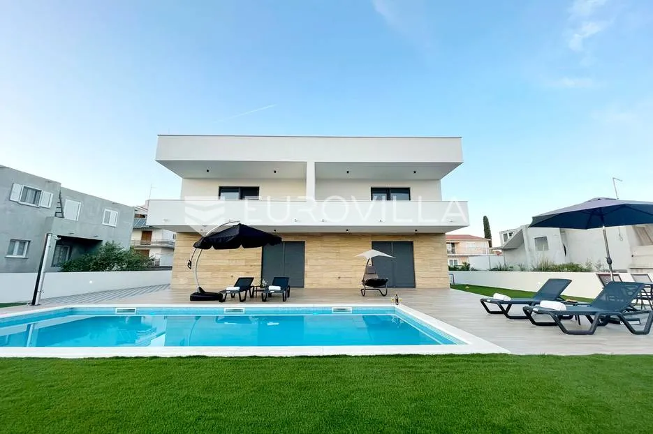 Vodice, prekrasna vila s apartmanima