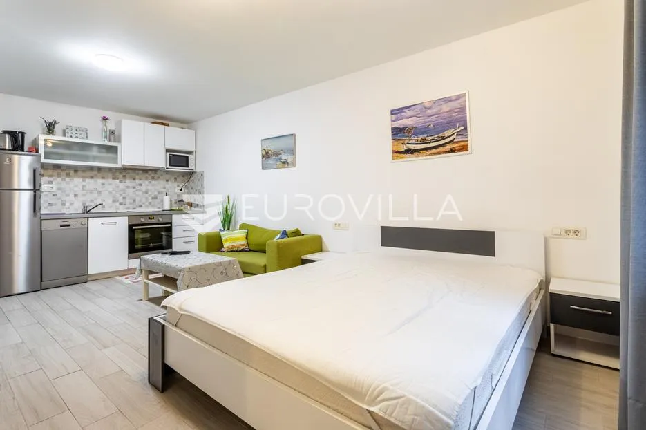 split, bol, dva namještena studio apartmana u centru grada - slika 27